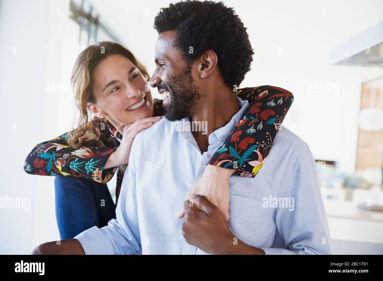 Affettuoso abbronzatura di coppia multi-generazione Foto Stock