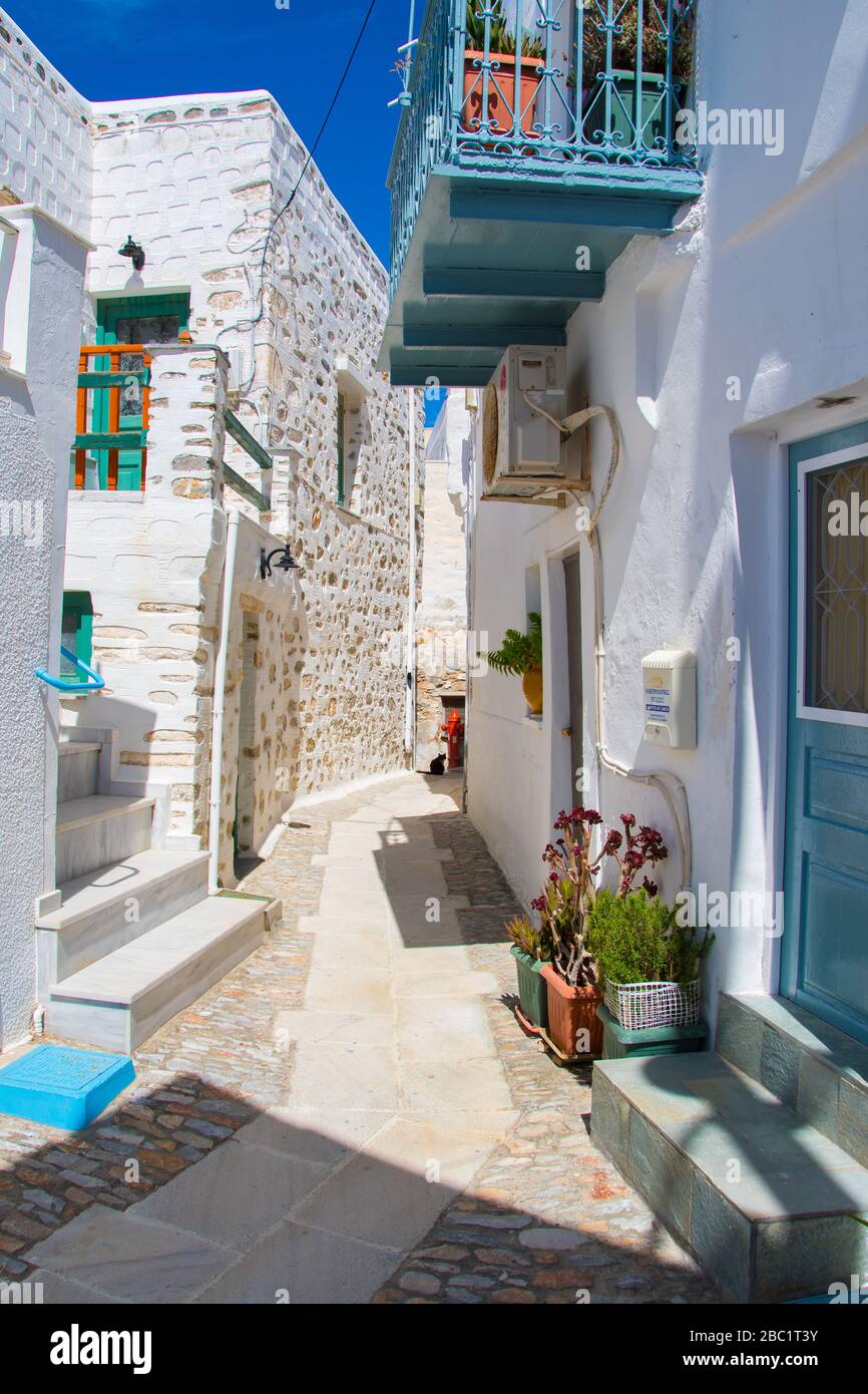 Vicolo lastricato di Ano Syros in Syros isola, Cicladi, Grecia. Vista sulla strada Foto Stock