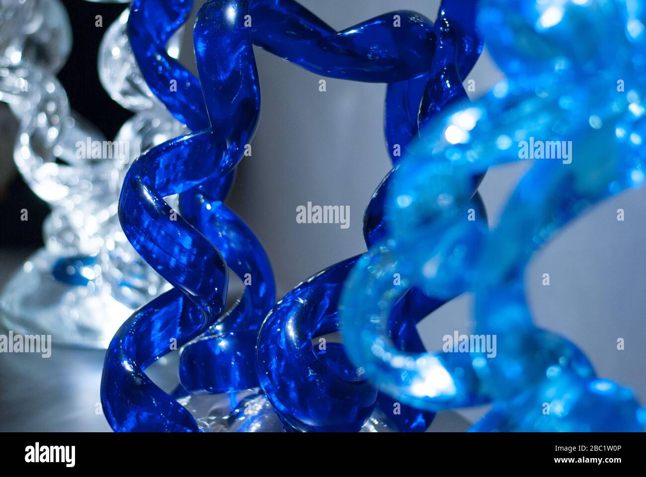 Blue Crystal Dale Chihuly colorato luminoso evento di esposizione Autunno 2019 riflessioni sulla natura a Kew Gardens, Richmond, Londra, TW9 3AE Foto Stock