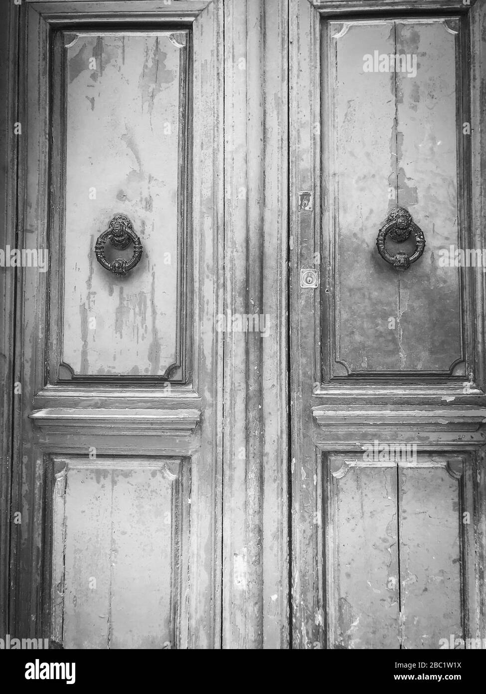le vecchie porte chiudono la vista nelle strade storiche delle città spagnole Foto Stock