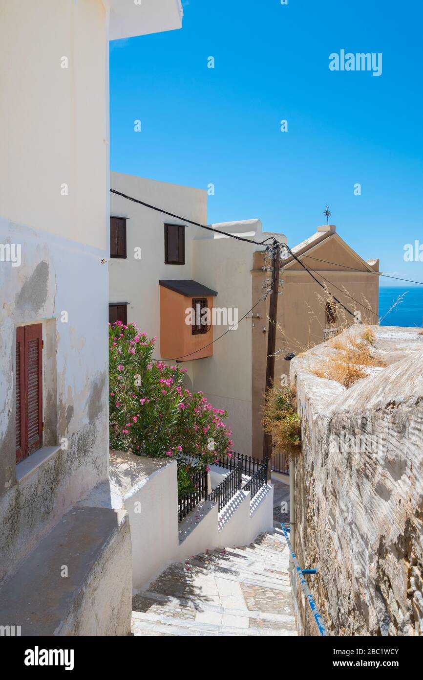Vicolo lastricato di Ano Syros in Syros isola, Cicladi, Grecia. Vista sulla strada Foto Stock