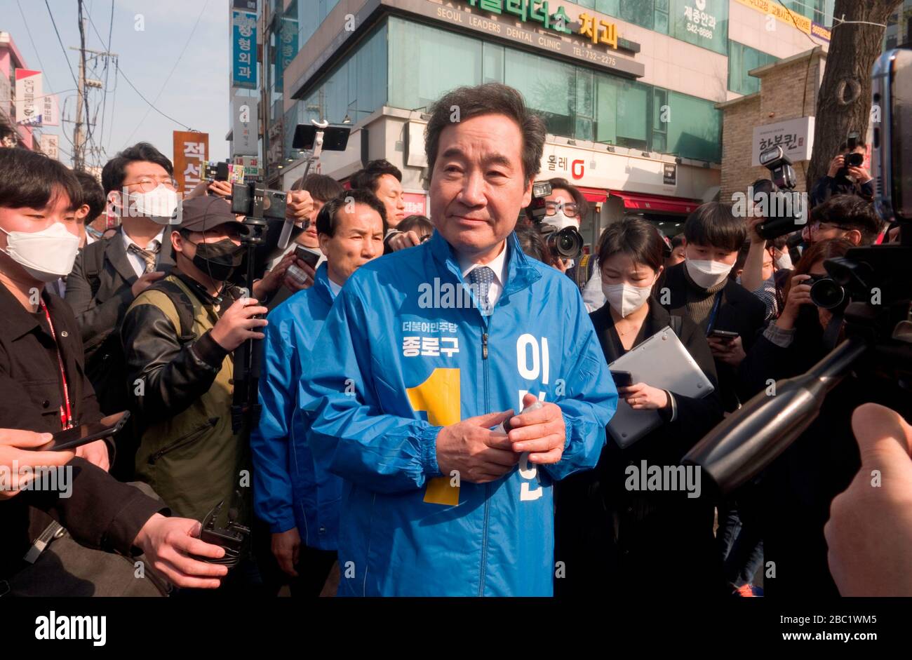 Seoul, Corea del Sud. 2nd Apr 2020. Ex primo ministro della Corea del Sud e candidato del partito democratico al governo per le elezioni generali del 15 aprile, Lee Nak-Yon (C) durante la sua campagna nel distretto di Jongno a Seoul, Corea del Sud. Lee sta correndo per le elezioni a Jongno, una circoscrizione simbolica nella politica coreana dove vengono elette le influenze politiche. Credit: AFLO Co. Ltd./Alamy Live News Foto Stock