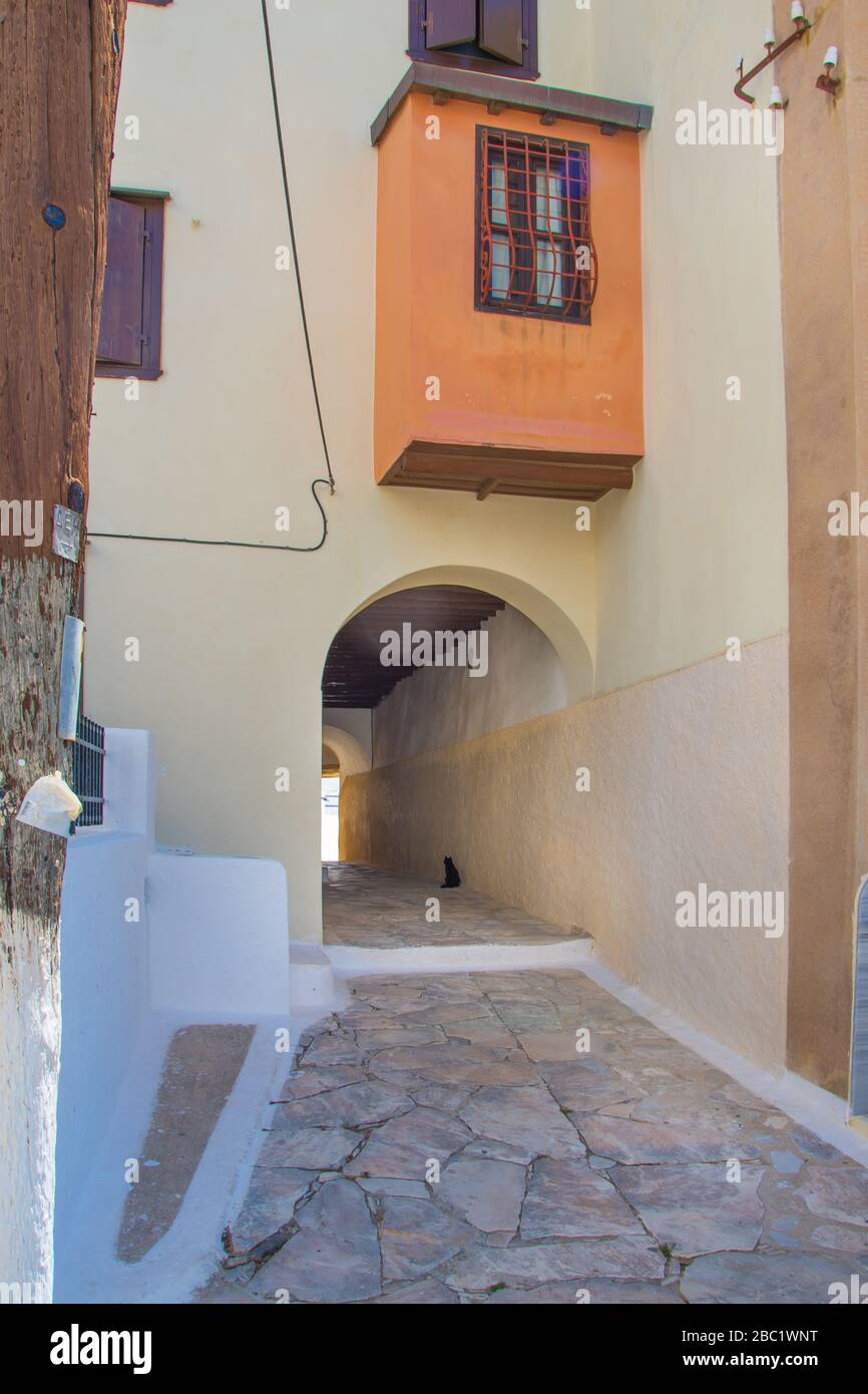 Vicolo lastricato di Ano Syros in Syros isola, Cicladi, Grecia. Vista sulla strada Foto Stock