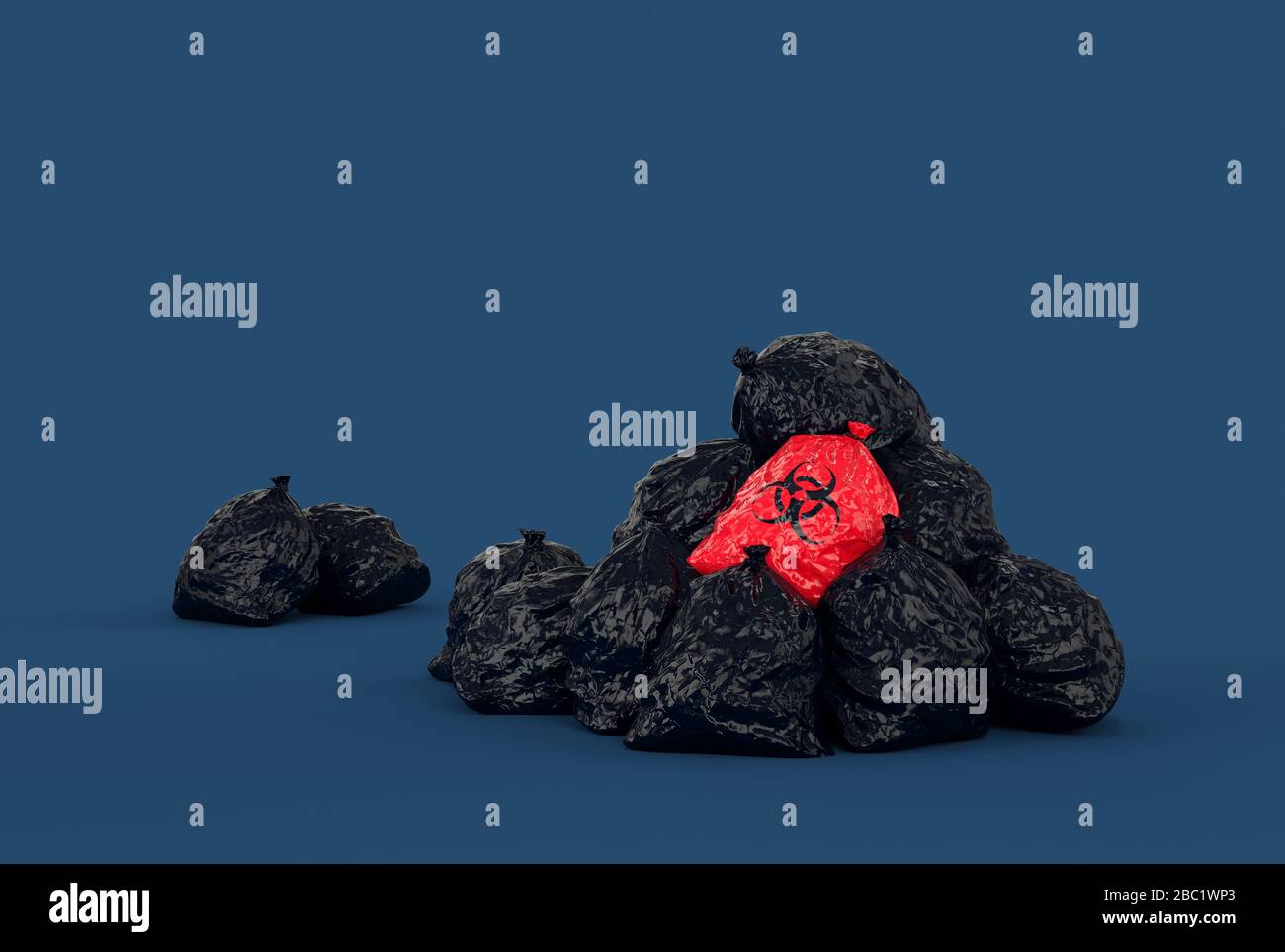 un mucchio enorme di sacchi di spazzatura nera che circondano un unico rosso con un simbolo di rischio biologico Foto Stock