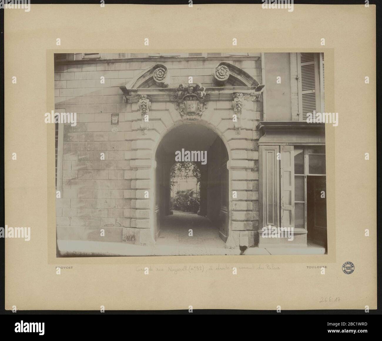 Grande rue Nazareth (N°32), à droite en venant du Palais. - FRAC31555 26Fi17. Foto Stock