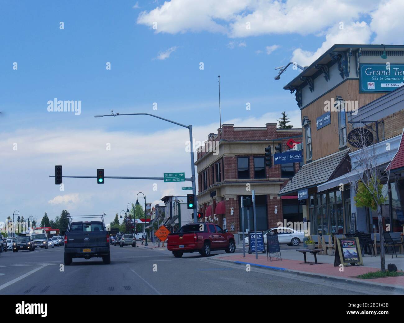 Driggs, Idaho - Agosto 2018: Vista sulla strada con edifici pittoreschi e auto che viaggiano a Driggs. Foto Stock