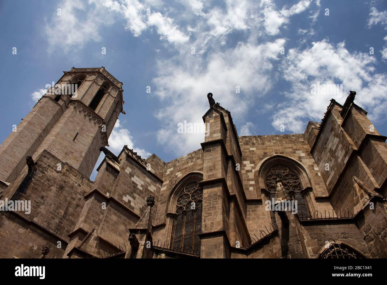 Vista dal basso della storica e famosa cattedrale di Barcellona. È la cattedrale gotica del 15th secolo e sede dell'arcivescovo di Barcellona, Catalogna, Spa Foto Stock