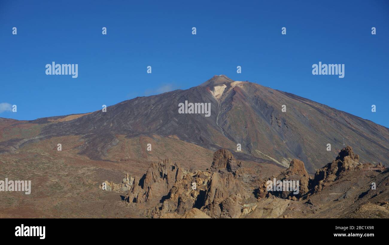 Vista della montagna vulcanica contro il cielo blu Foto Stock