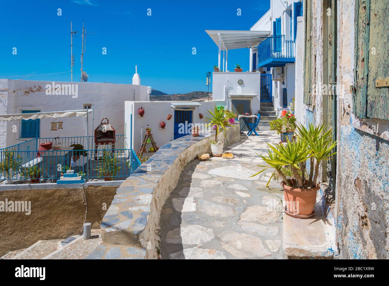 Vista sulla strada di Ano Syros nell'isola di Syros, Cicladi, Grecia Foto Stock
