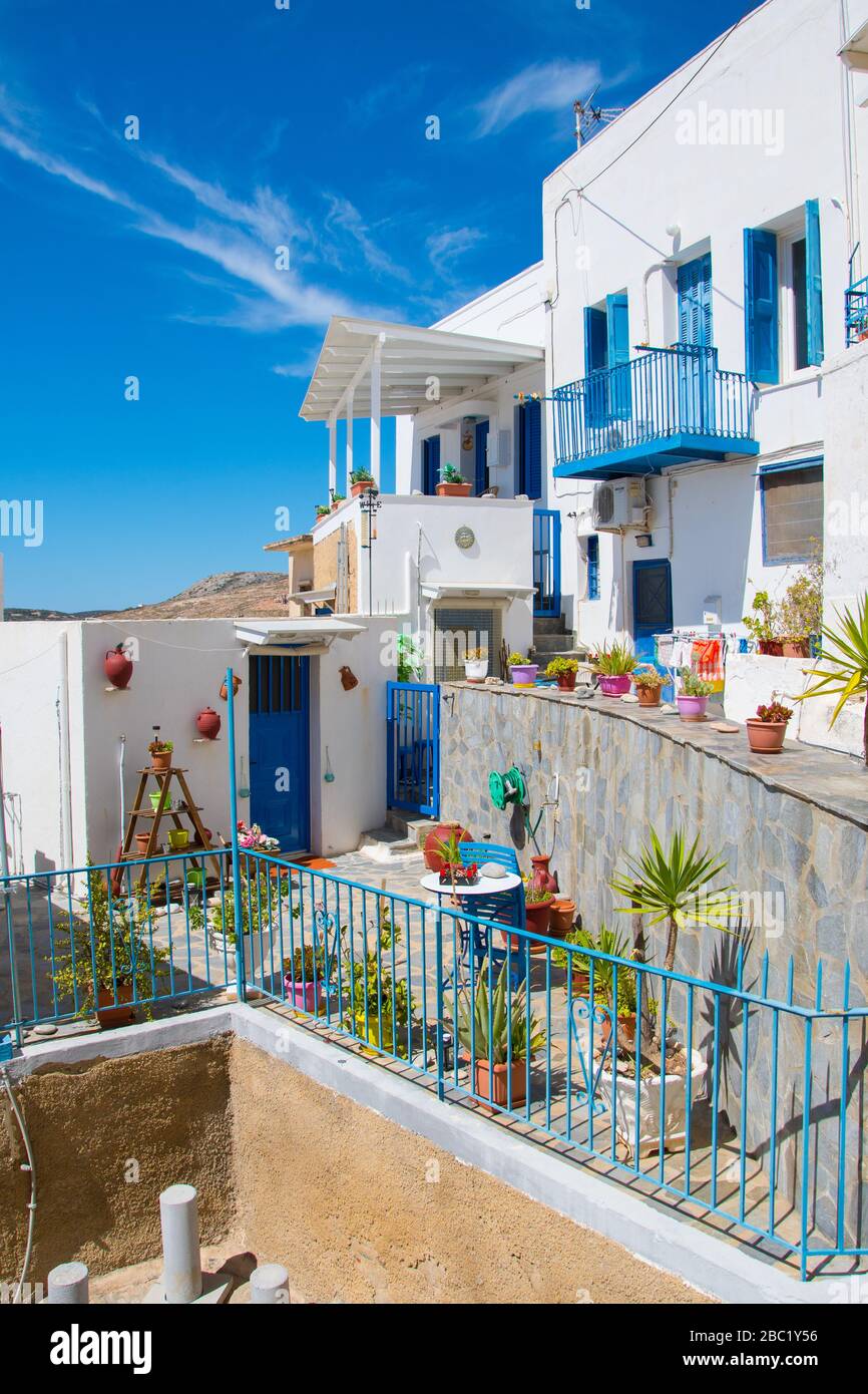 Vista sulla strada di Ano Syros nell'isola di Syros, Cicladi, Grecia Foto Stock