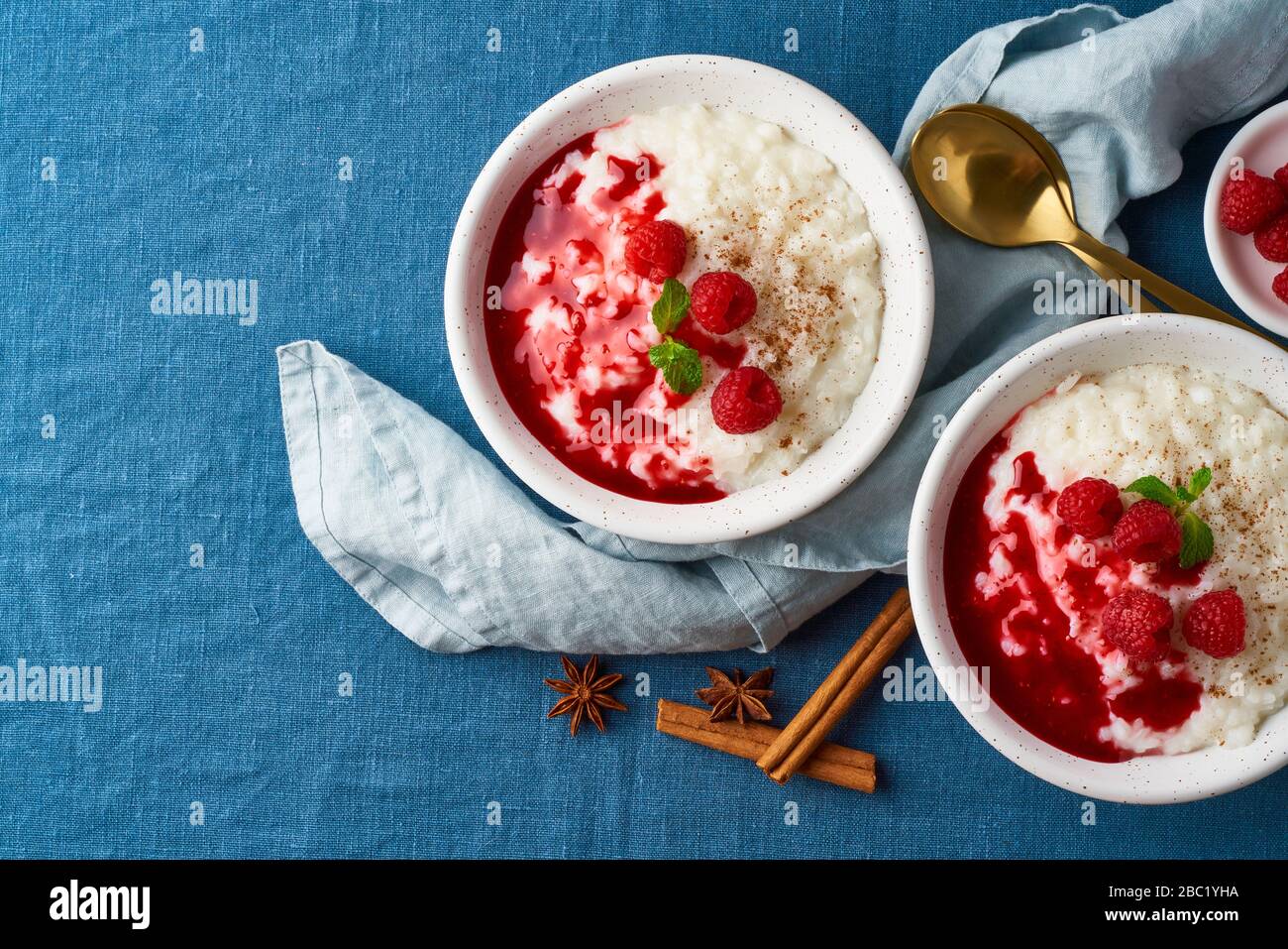 Budino di riso. Dessert di riso al latte francese con lamponi, mirtilli. Vista dall'alto, spazio di copia Foto Stock