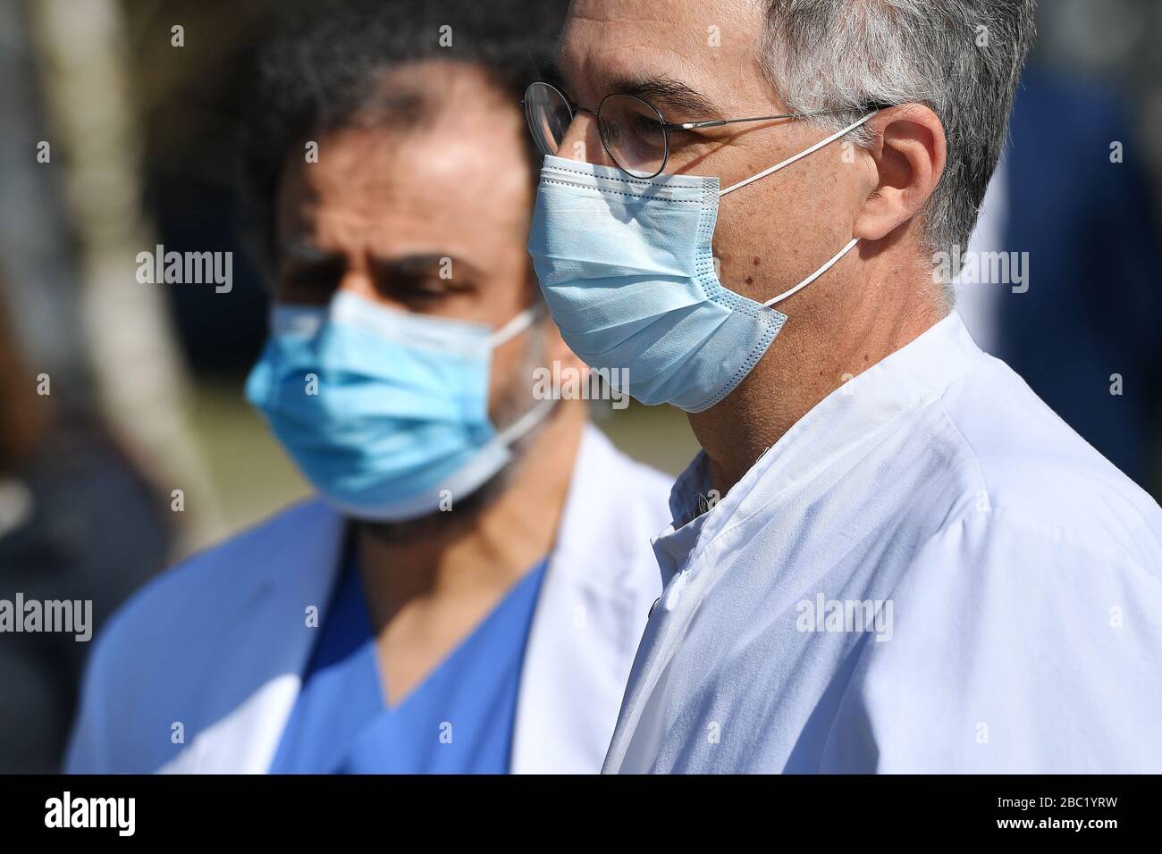 Più di 2300 medici e infermieri in Germania infettati con coronavirus v.li:Dr. MED Reza GHOTBI (chirurgia vascolare del medico principale) e Dr. MED. Wolfgang Gesierich (Chief Physician Clinic for Pneumology Lung Center Muenchen West) con maschere protettive, protezione della bocca il 2nd aprile 2020. Troppe infezioni da corona: Muenchner Helios Klinik cede le operazioni quotidiane. A causa di un gran numero di infezioni da corona tra pazienti e dipendenti, il Muenchner Klinik cede temporaneamente le normali operazioni ospedaliere. Anche la sala d'emergenza è interessata. Questo è il modo in cui le catene di infezione dovrebbero essere rotte. | Foto Stock