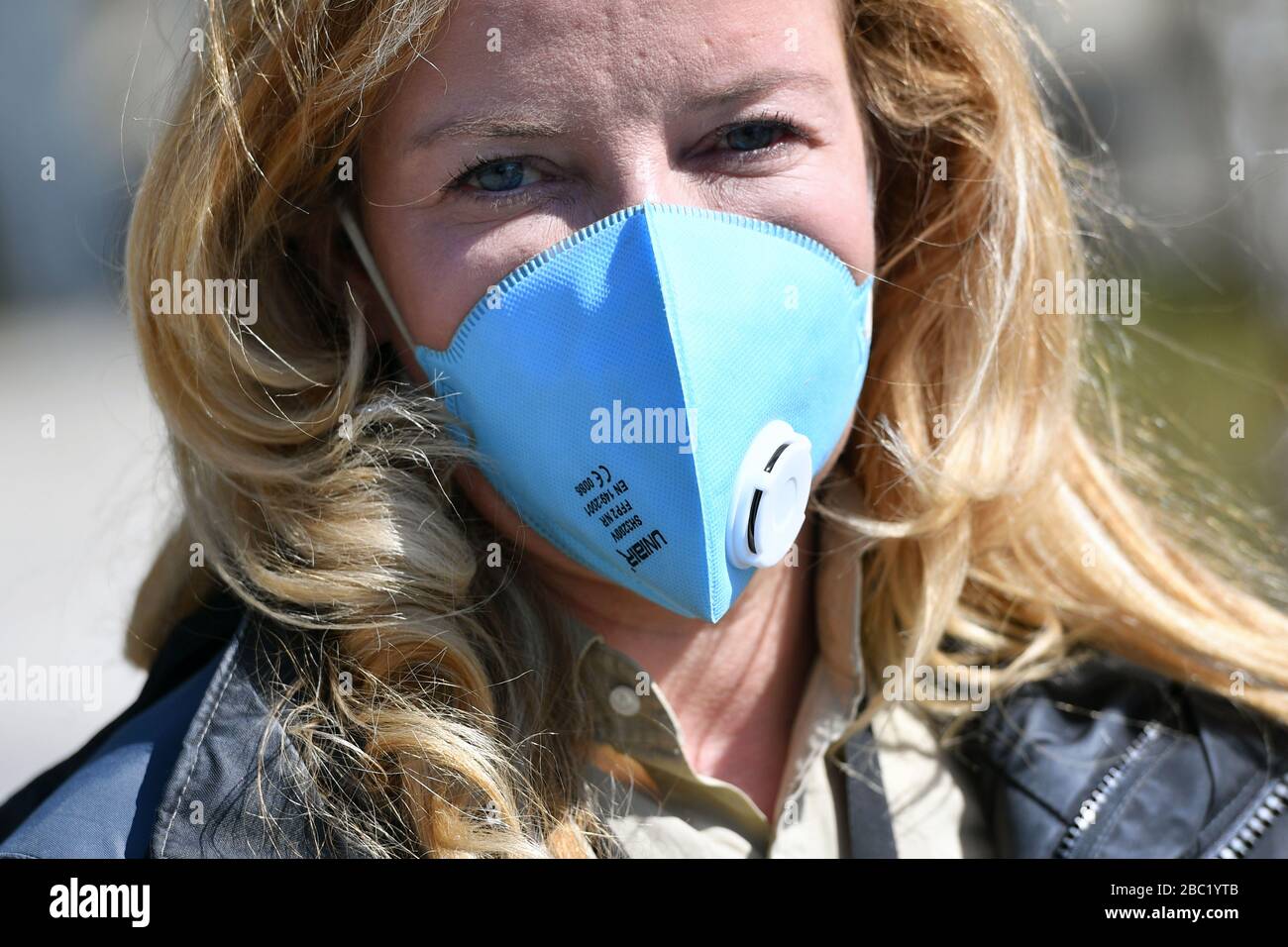 Monaco, Germania. 02nd Apr, 2020. Una donna indossa una maschera facciale FFP2. Maschera, maschera protettiva, maschera facciale, protezione antivirus, maschera facciale. Troppe infezioni da corona: Muenchner Helios Klinik cede le operazioni quotidiane. A causa di un gran numero di infezioni da corona tra pazienti e dipendenti, il Muenchner Klinik cede temporaneamente le normali operazioni ospedaliere. Anche la sala d'emergenza è interessata. Questo è il modo in cui le catene di infezione dovrebbero essere rotte. Colpo esterno, edificio, il 2nd aprile 2020 | utilizzo in tutto il mondo credito: dpa/Alamy Live News Foto Stock