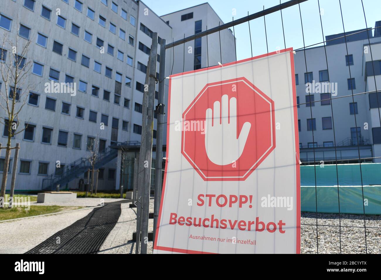 Monaco, Germania. 02nd Apr, 2020. STOP! BESUCHSV Amburgo HamburgERBOT. Troppe infezioni da corona: Muenchner Helios Klinik cede le operazioni quotidiane. A causa di un gran numero di infezioni da corona tra pazienti e dipendenti, il Muenchner Klinik cede temporaneamente le normali operazioni ospedaliere. Anche la sala d'emergenza è interessata. Questo è il modo in cui le catene di infezione dovrebbero essere rotte. Colpo esterno, edificio, il 2nd aprile 2020 | utilizzo in tutto il mondo credito: dpa/Alamy Live News Foto Stock