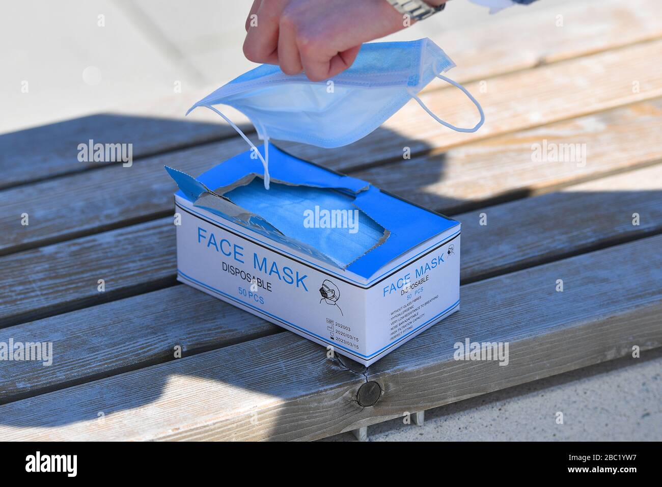Monaco, Germania. 02nd Apr, 2020. Da un dispenser con maschere monouso abbiamo rimosso una maschera, una maschera protettiva, una maschera facciale, una protezione antivirus, una maschera facciale. Troppe infezioni da corona: Muenchner Helios Klinik cede le operazioni quotidiane. A causa di un gran numero di infezioni da corona tra pazienti e dipendenti, il Muenchner Klinik cede temporaneamente le normali operazioni ospedaliere. Anche la sala d'emergenza è interessata. Questo è il modo in cui le catene di infezione dovrebbero essere rotte. Colpo esterno, edificio, il 2nd aprile 2020 | utilizzo in tutto il mondo credito: dpa/Alamy Live News Foto Stock