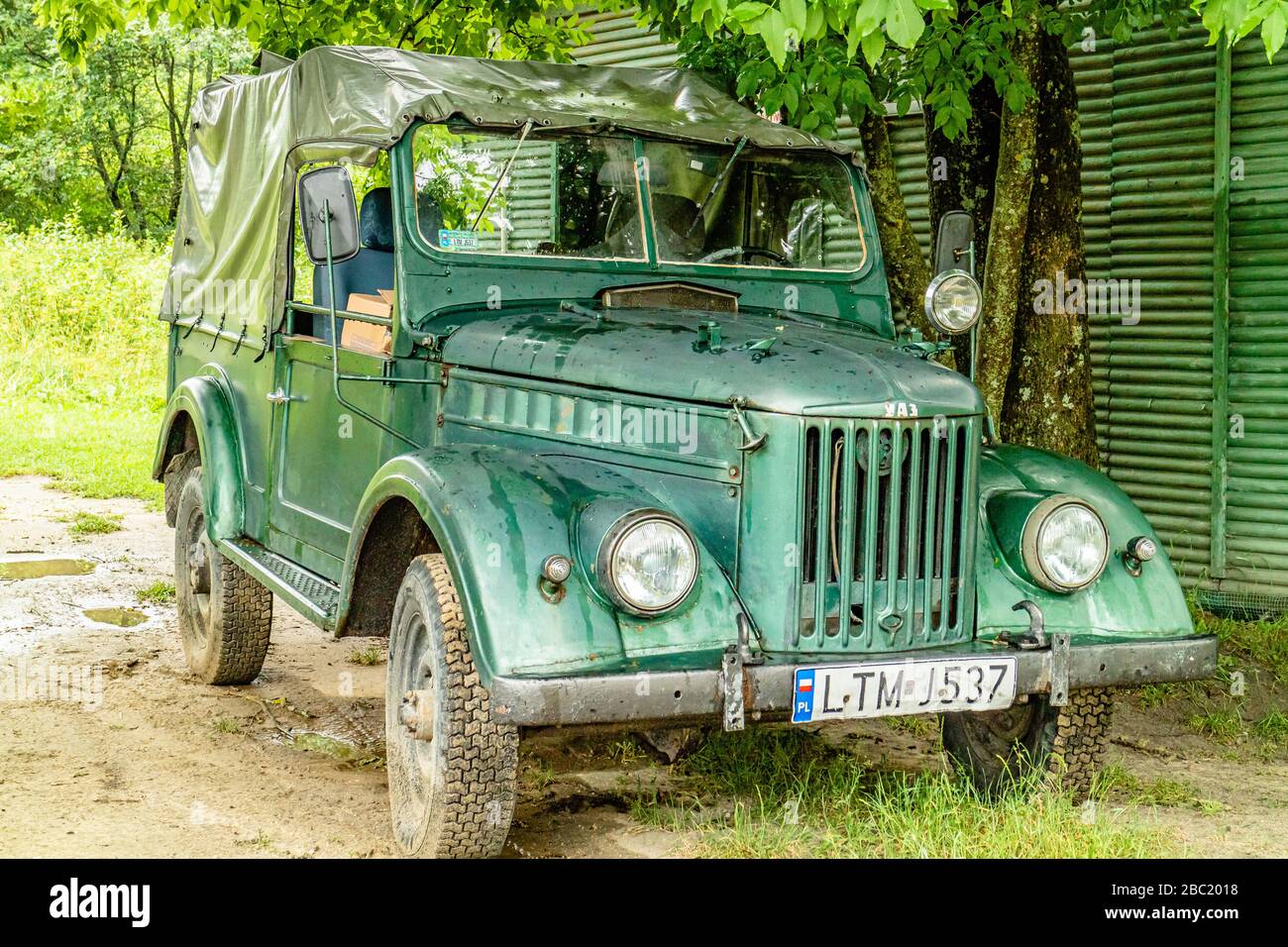 Un vecchio camion verde parcheggiato accanto ad una capanna vicino al villaggio di Susiec, Polonia orientale. Luglio 2017. Foto Stock