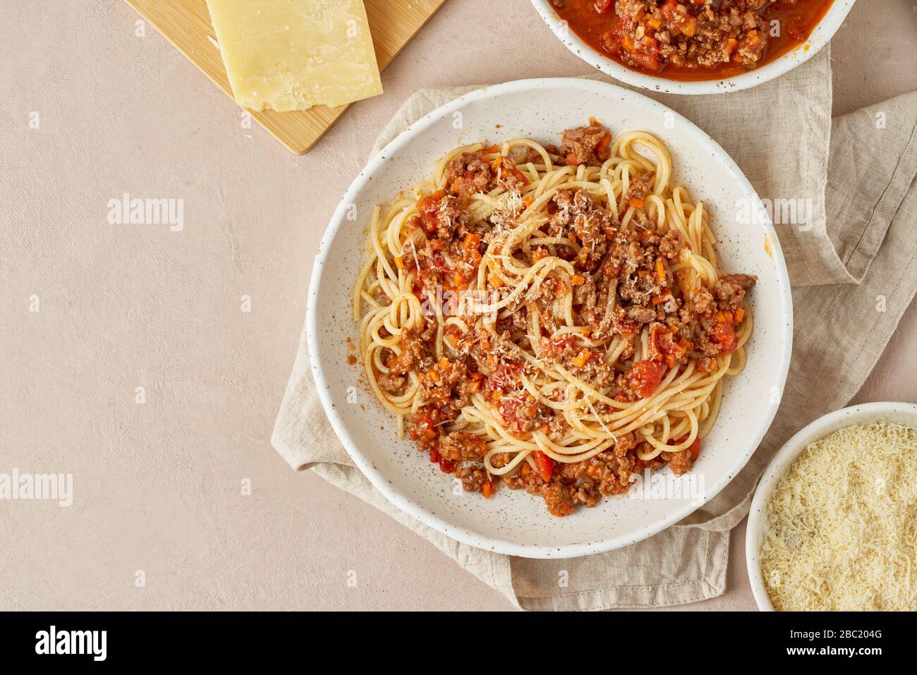 Pasta alla bolognese con spaghetti, meccetine e pomodori, parmigiano. Cucina italiana Foto Stock