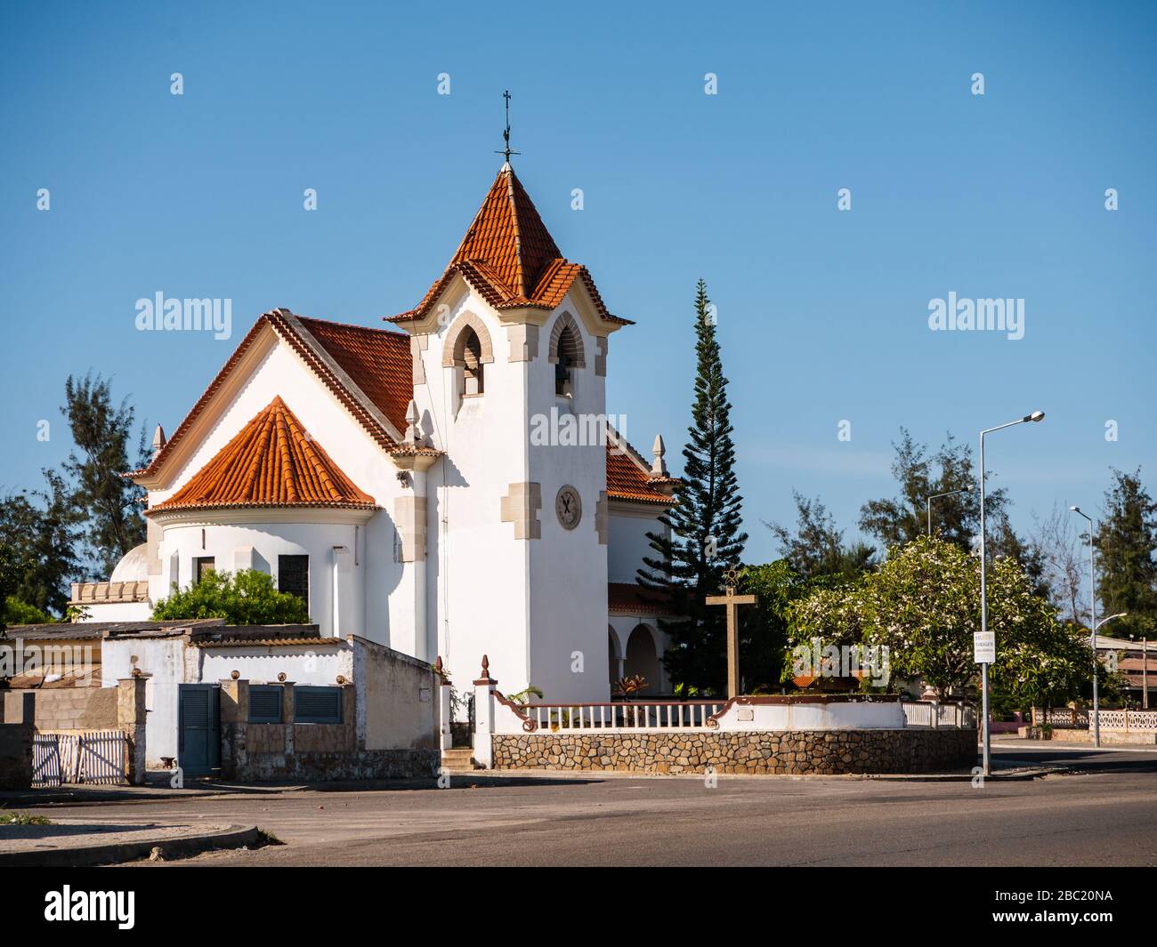 La chiesa carina restinga è uno dei punti di riferimento di Restinga, angola Foto Stock La chiesa carina restinga è uno dei punti di riferimento di Restinga, angola Foto Stock