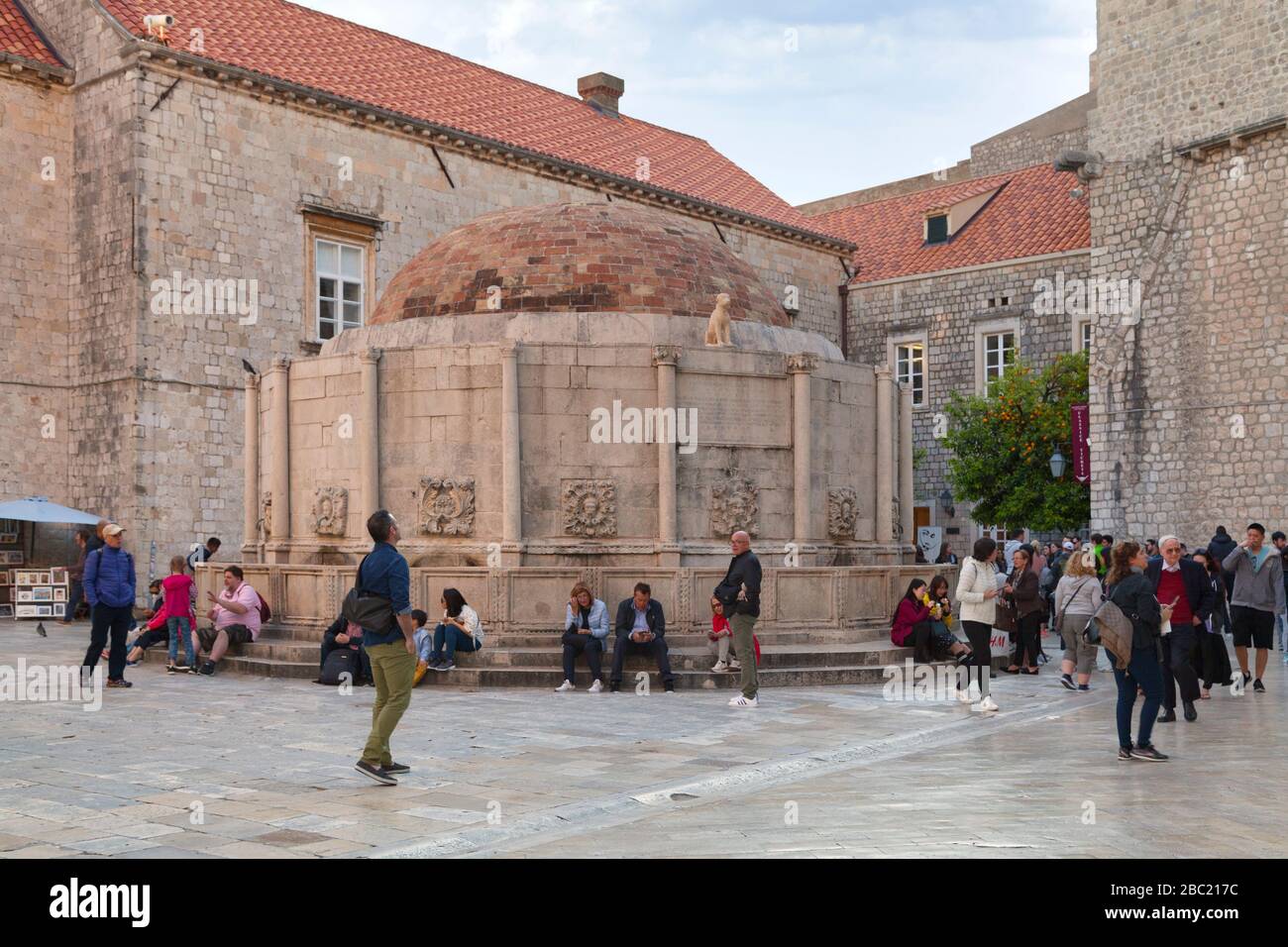 Dubrovnik, Croazia - 19 aprile 2019: La Fontana del Grande Onofrio fu costruita nel 1438 dall'architetto e ingegnere napoletano Onofrio della Cava. Foto Stock