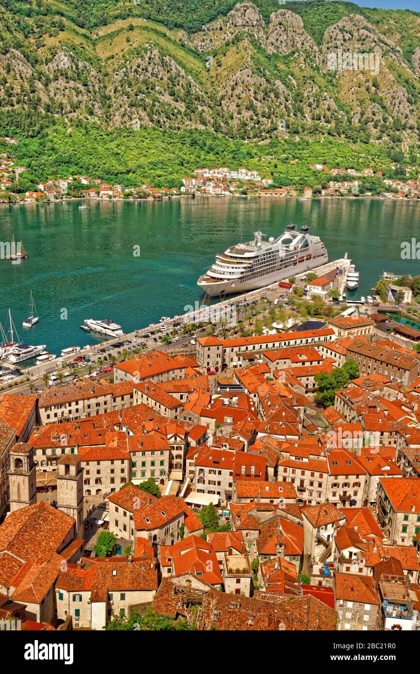 La nave di crociera 'Seabourn Odyssey' attraccata a Kotor, Montenegro. Foto Stock