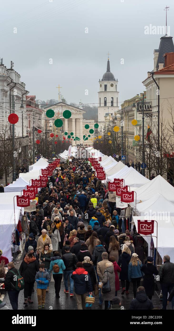 Vilnius/Lituania - 07 03 2020: La gente durante la festa di San Casimiro. Molte persone in strade affollate di una fiera nonostante IL virus CORONA respirano alle spalle Foto Stock