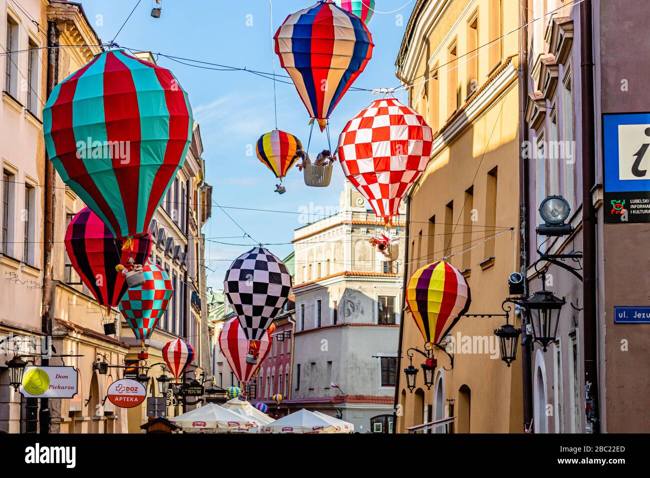 I palloncini ad aria calda in miniatura decorano le strade di Lublino per il 700° anniversario della città. Lublino, Polonia. Giugno 2017. Foto Stock