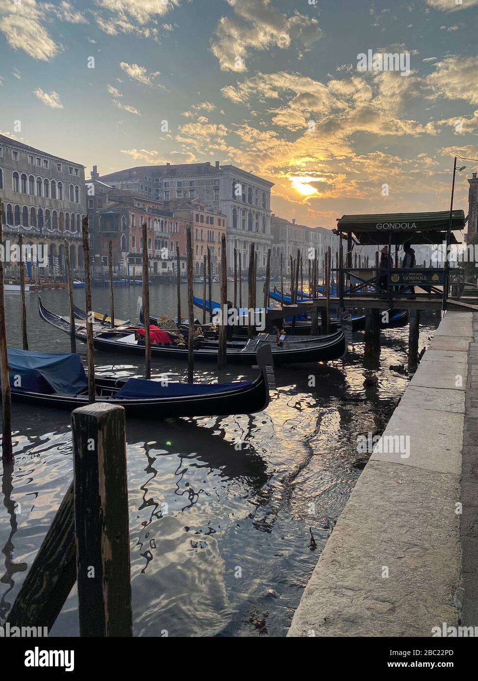 Gondole ormeggiate nel centro storico di Venezia Foto Stock