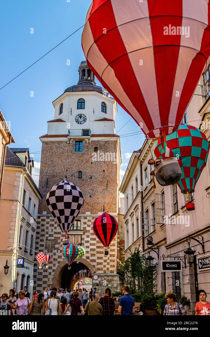 I palloncini ad aria calda in miniatura decorano le strade presso la Brama Krakowska, porta di Cracovia, per il 700° anniversario di Lublino. Lublino, Polonia. Giugno 2017. Foto Stock