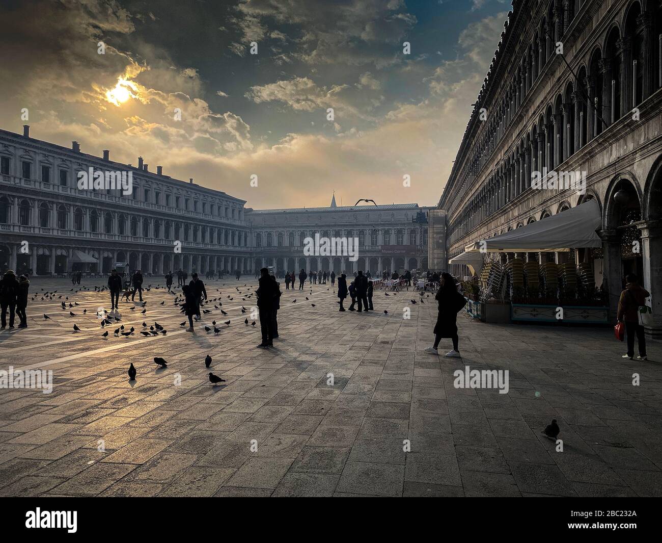 Un cielo drammatico sopra la piazza di San Marco, Venezia. Foto Stock