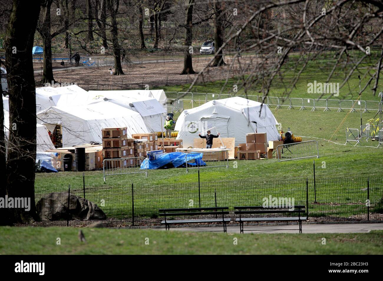 New York City, New York, Stati Uniti. 2nd Apr, 2020. Faith-based organization Samaritan's Purse in collaborazione con il Mount Sinai Health System, la città di New York, funzionari statali e la Federal Emergency Management Agency (FEMA) ha dispiegato un Emergency Field Hospital da 68 posti letto il 1° aprile 2020 nel Central Park adiacente al Mount Sinai Hospital, Fornire un'assistenza specializzata supplementare alle vittime della pandemia di COVID-19. Credito: G. Ronald Lopez/ZUMA Wire/Alamy Live News Foto Stock