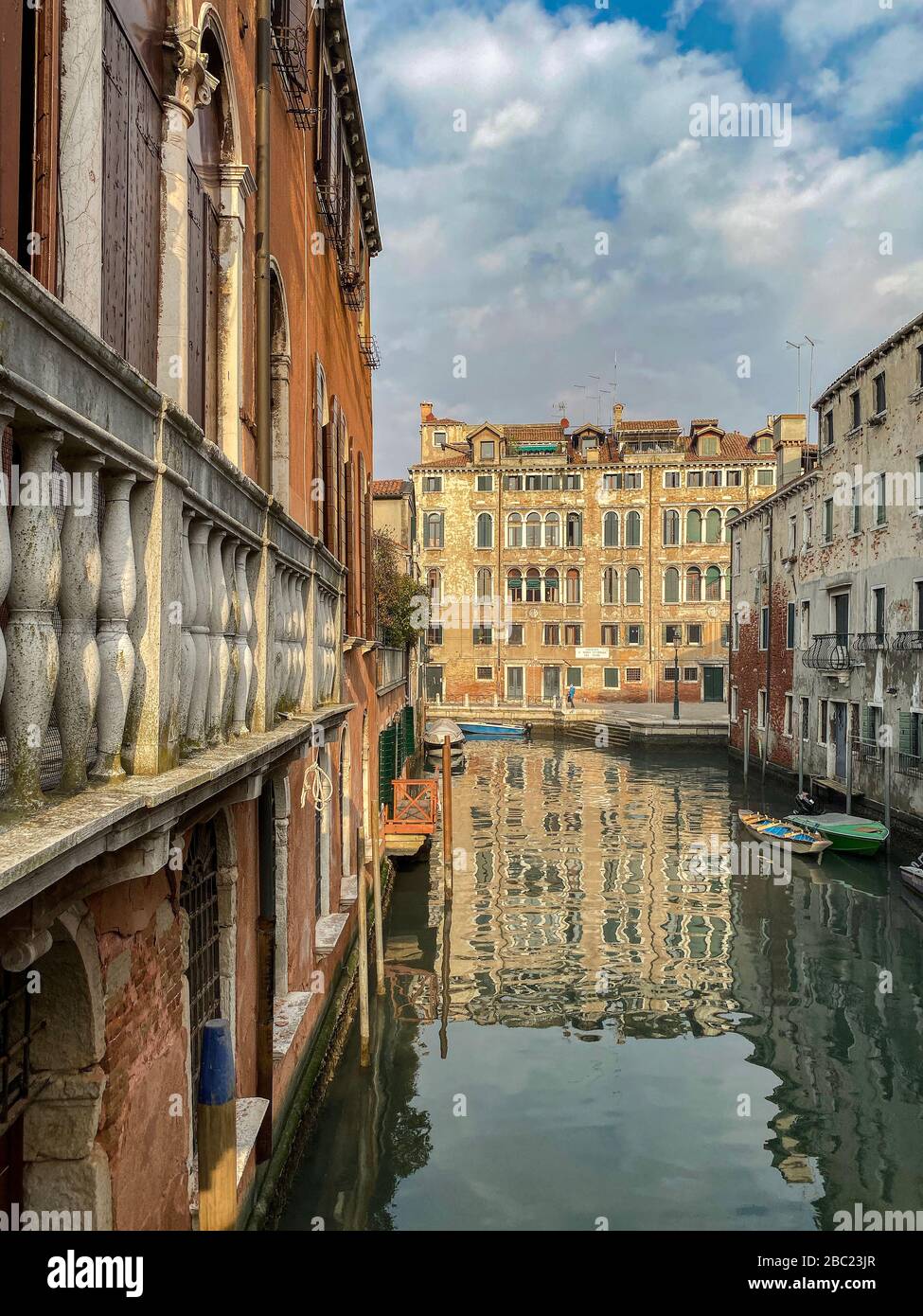 Gli edifici veneziani riflettono la loro bellezza nelle acque sottostanti. Foto Stock