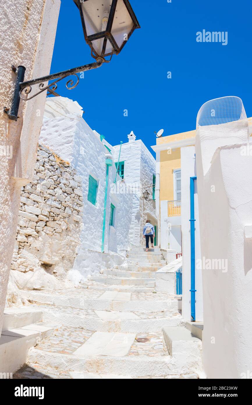 Vicolo lastricato di Ano Syros in Syros isola, Cicladi, Grecia. Vista sulla strada Foto Stock