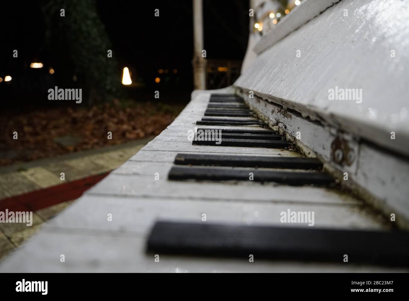 Vecchio sfondo tastiera piano con messa a fuoco selettiva Foto Stock