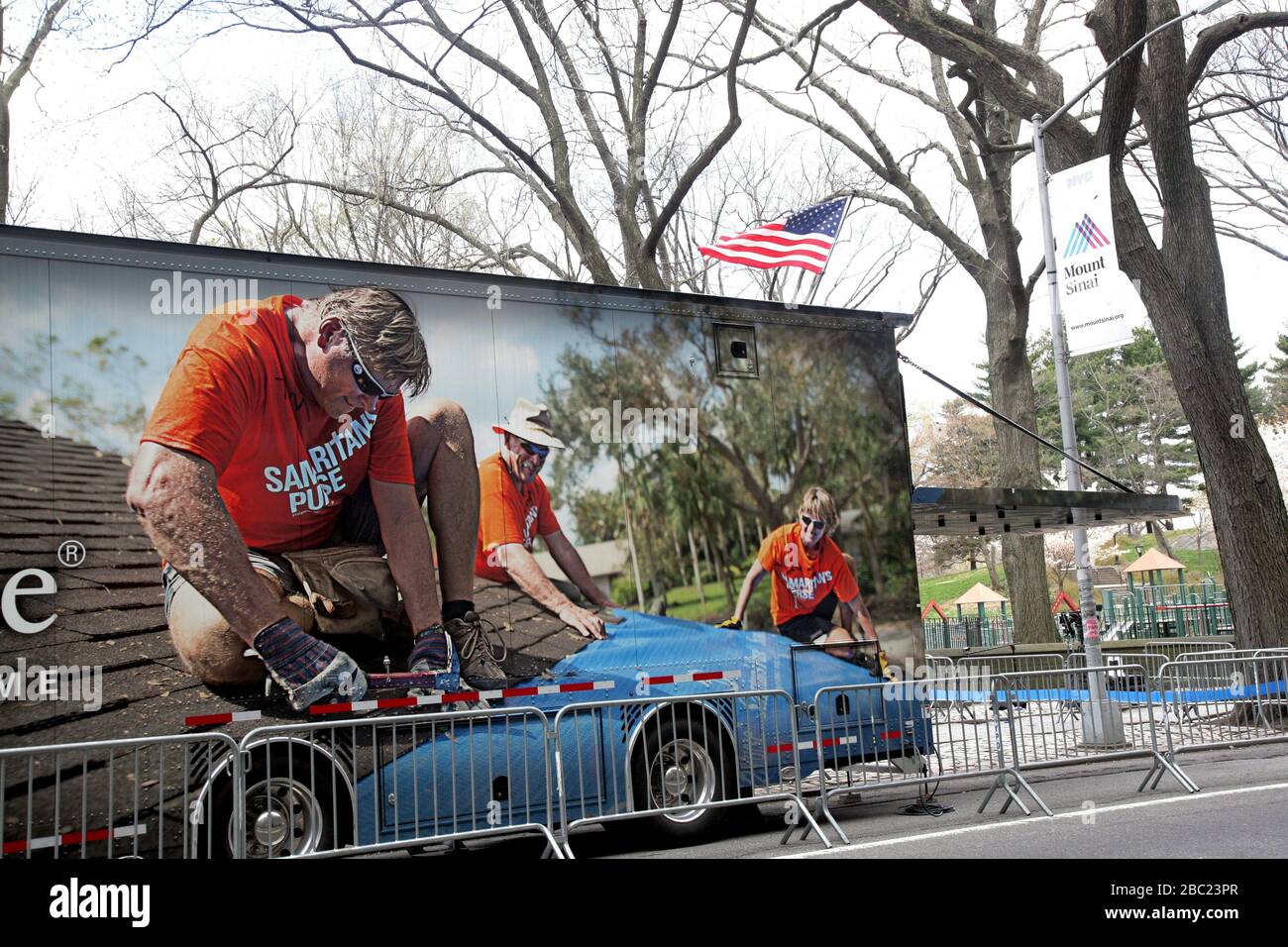 New York City, New York, Stati Uniti. 2nd Apr, 2020. Faith-based organization Samaritan's Purse in collaborazione con il Mount Sinai Health System, la città di New York, funzionari statali e la Federal Emergency Management Agency (FEMA) ha dispiegato un Emergency Field Hospital da 68 posti letto il 1° aprile 2020 nel Central Park adiacente al Mount Sinai Hospital, Fornire un'assistenza specializzata supplementare alle vittime della pandemia di COVID-19. Credito: G. Ronald Lopez/ZUMA Wire/Alamy Live News Foto Stock