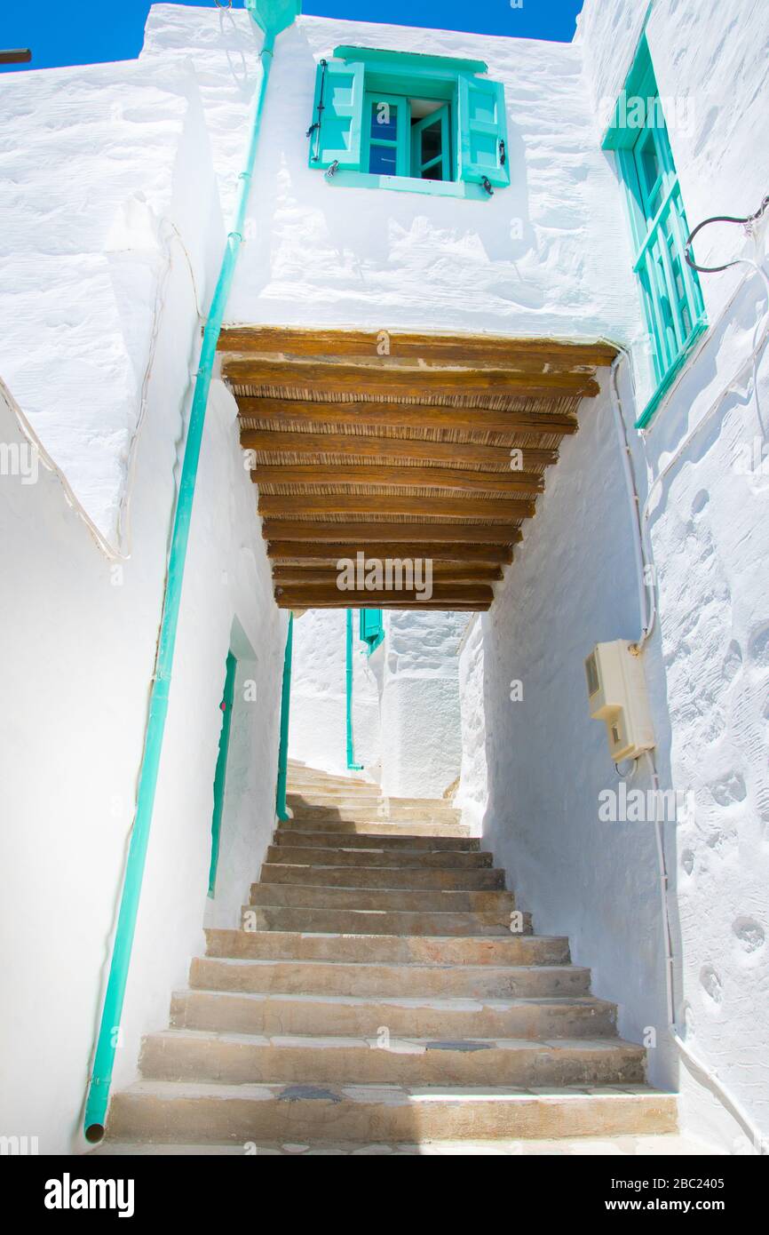 Vicolo lastricato di Ano Syros in Syros isola, Cicladi, Grecia. Vista sulla strada Foto Stock