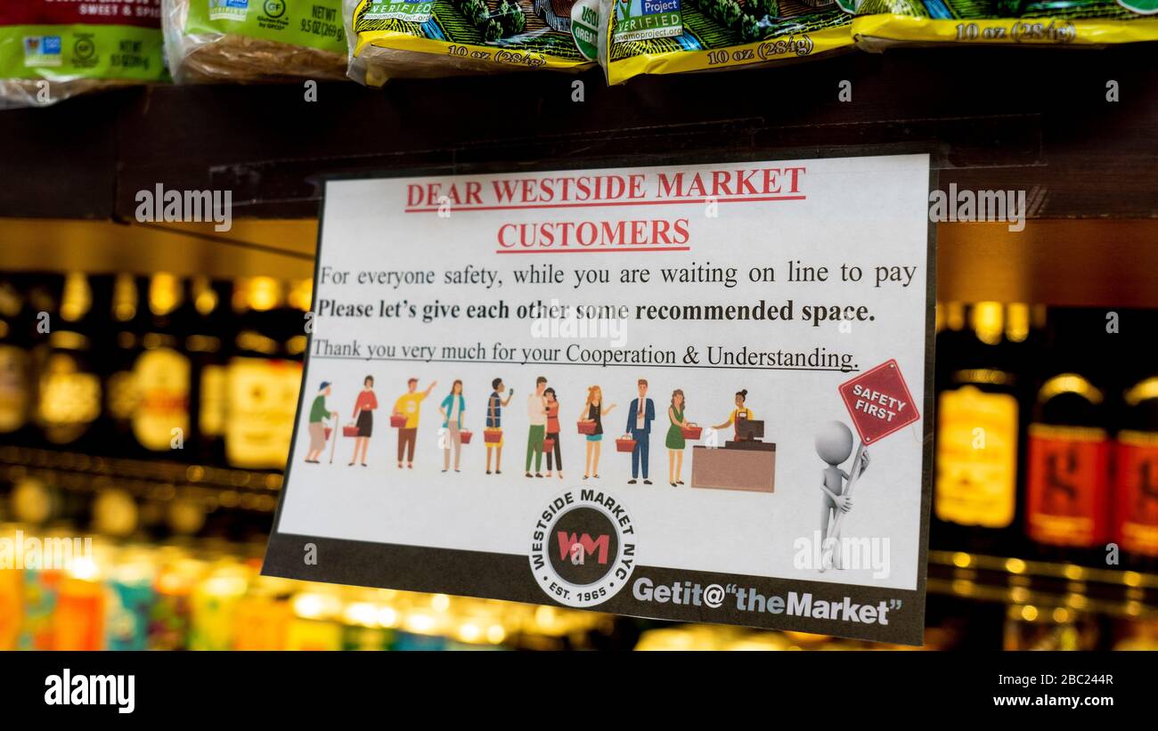 Westside Market a Manhattans Upper West Side chiedendo ai clienti di mantenere la loro distanza quando lo shopping. Covid-19 Pandemic giovedì 2 aprile 2020 a New York NY. (Photo by Jonas Gustavsson/Sipa USA) Credit: Sipa USA/Alamy Live News Foto Stock