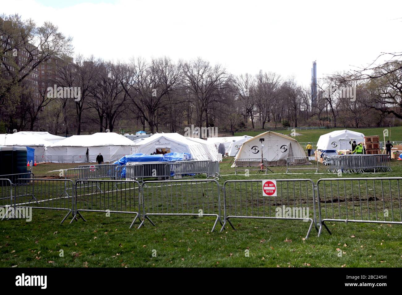 New York City, New York, Stati Uniti. 2nd Apr, 2020. Faith-based organization Samaritan's Purse in collaborazione con il Mount Sinai Health System, la città di New York, funzionari statali e la Federal Emergency Management Agency (FEMA) ha dispiegato un Emergency Field Hospital da 68 posti letto il 1° aprile 2020 nel Central Park adiacente al Mount Sinai Hospital, Fornire un'assistenza specializzata supplementare alle vittime della pandemia di COVID-19. Credito: G. Ronald Lopez/ZUMA Wire/Alamy Live News Foto Stock