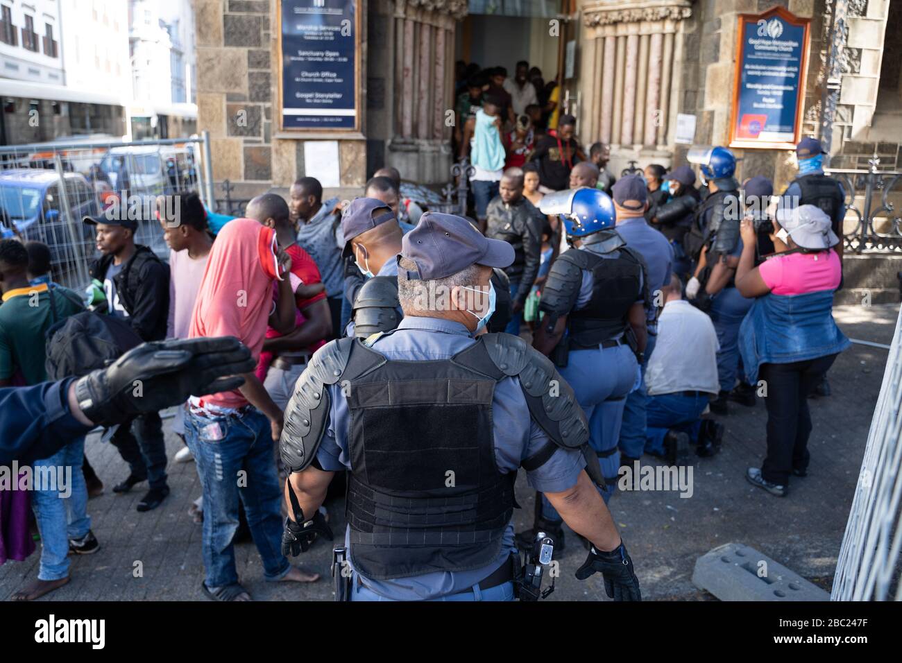 Centinaia di rifugiati sono rimossi dalla chiesa metodista centrale. Città del Capo, il 2 aprile 2020. I rifugiati fino ad ora si sono rifiutati di lasciare la chiesa nella Piazza del mercato Verde di Città del Capo a causa dei timori di violenza xenofoba. Città del Capo, Sudafrica. La Commissione per i diritti umani dell'SA ha affermato che i rifugiati sono stati spostati dalla chiesa a causa di problemi di salute tra il blocco del coronavirus a livello nazionale dell'Africas meridionale. Il gruppo di circa 600 persone si rifiutò di lasciare la chiesa, nonostante il recente divieto di raduni di più di 100 persone. Sono stati spostati in una nuova struttura a Belville 25 kilometr Foto Stock