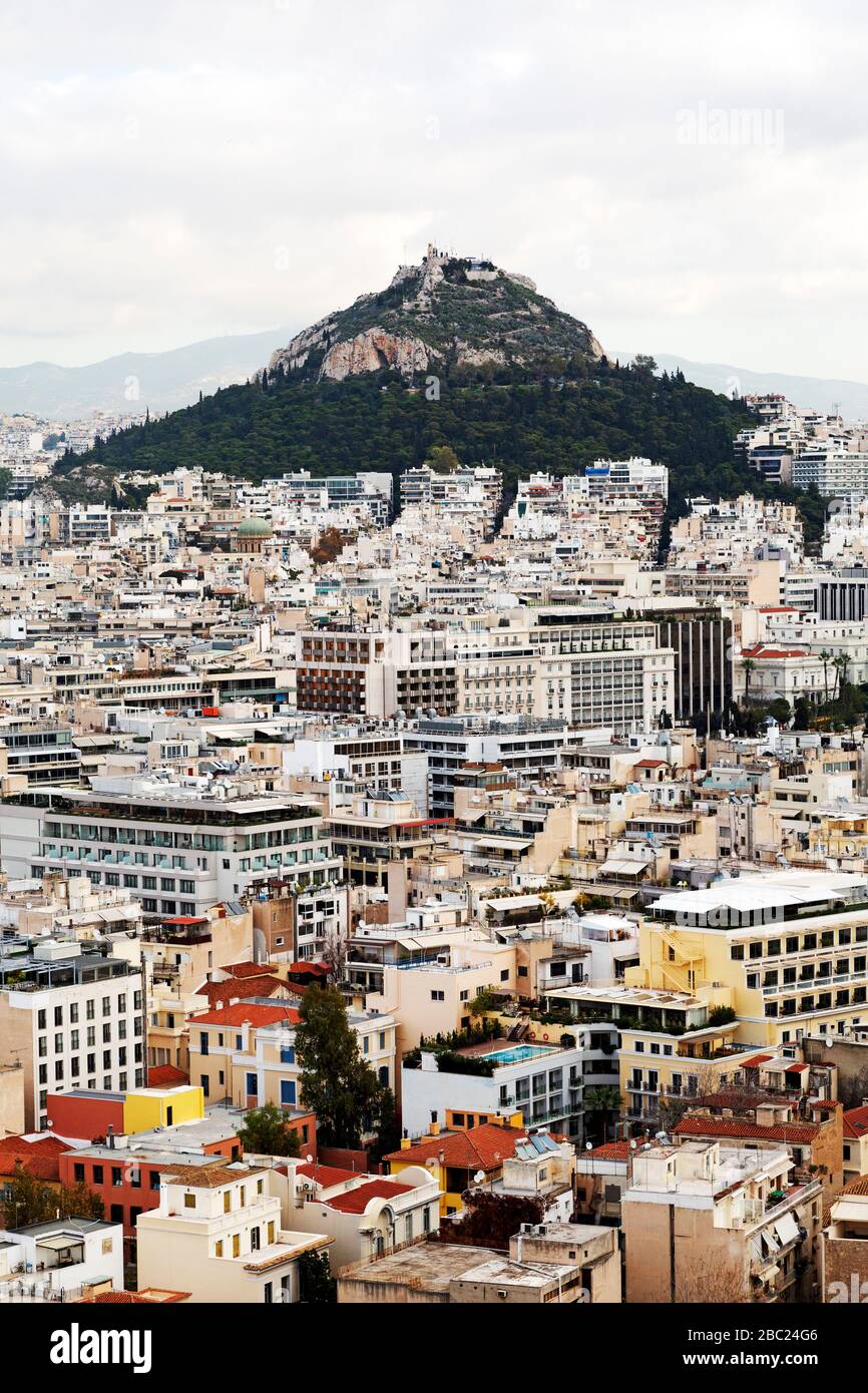 Il Monte Lycabettus sorge sopra gli edifici nel centro di Atene, in Grecia. La Cappella di San Giorgio domina la collina. Foto Stock