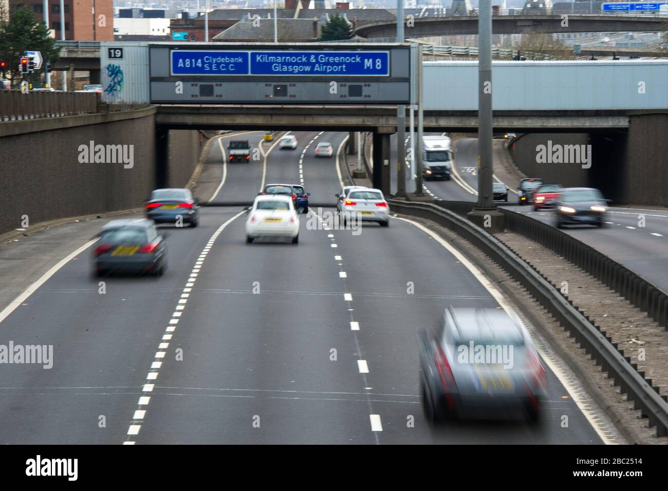 Foto: Glasgow, Regno Unito. 2nd Apr, 2020. Nella foto: L'autostrada M8 è normale durante la Covid19 Lockdown. Dal momento che il governo ha imposto un ampio blocco del Regno Unito, le strade e le strade per le ultime settimane sono state come una città fantasma, tuttavia oggi, le strade sono più abbronzanti ciò che ci si aspetta per il periodo di blocco. Credito: Colin Fisher/Alamy Live News Foto Stock