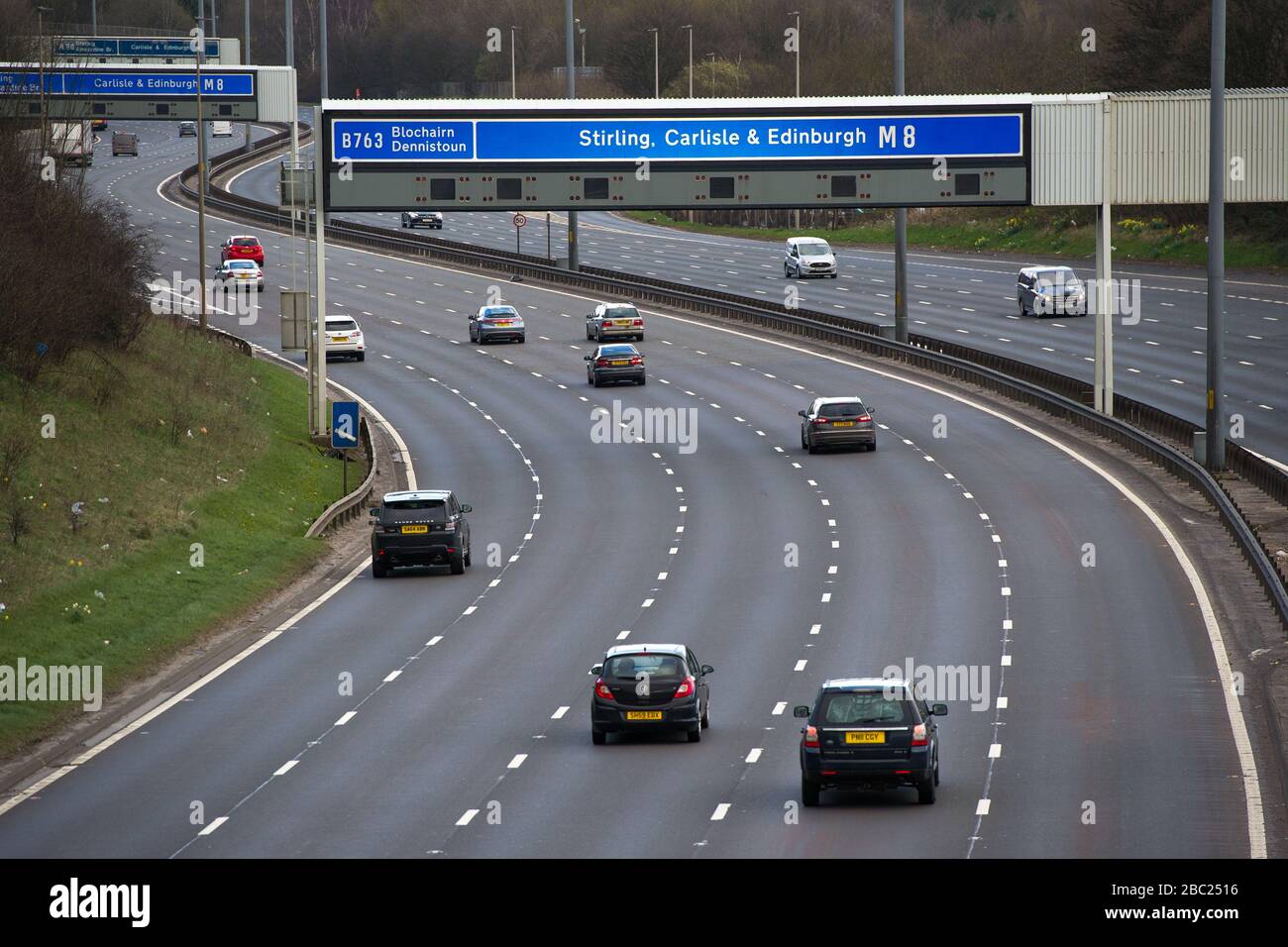 Foto: Glasgow, Regno Unito. 2nd Apr, 2020. Nella foto: L'autostrada M8 è normale durante la Covid19 Lockdown. Dal momento che il governo ha imposto un ampio blocco del Regno Unito, le strade e le strade per le ultime settimane sono state come una città fantasma, tuttavia oggi, le strade sono più abbronzanti ciò che ci si aspetta per il periodo di blocco. Credito: Colin Fisher/Alamy Live News Foto Stock