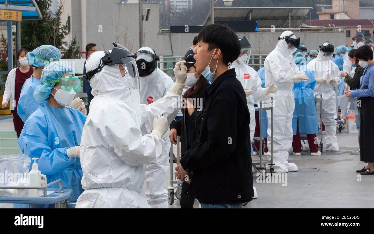 1 aprile 2020 - Uijeongbu, Corea del Sud : i membri della linea di medici sudcoreani ricevono test per il centro di screening COVID-19 che ha istituito il parcheggio ospedaliero presso l'ospedale di Uijeongbu St. Mary nella provincia di Gyeonggi il 1° aprile 2020. Giovedì, più di 29 persone legate all'ospedale sono venuti con il virus nel giro di tre giorni. (Foto di Lee Young-ho/Sipa USA) Foto Stock