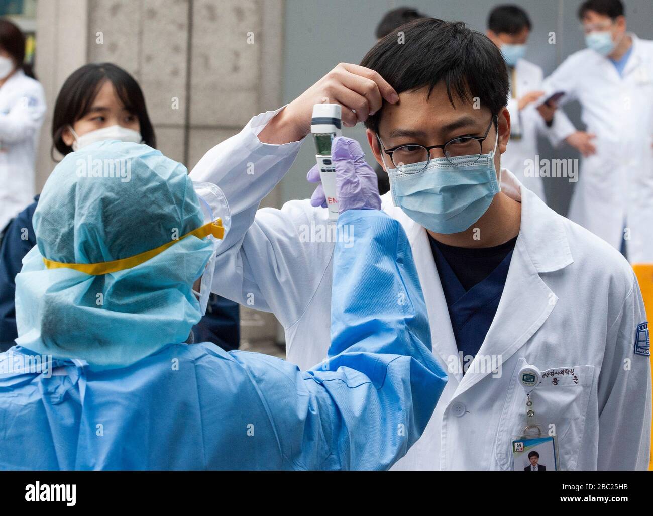 Uijeongbu, Corea del Sud. 1st Apr, 2020. I membri sudcoreani della linea di personale medico ricevono test per il centro di screening COVID-19 che ha istituito il parcheggio ospedaliero presso l'ospedale Uijeongbu St. Mary's Hospital nella provincia di Gyeonggi il 1° aprile 2020. Giovedì, più di 29 persone legate all'ospedale sono venuti con il virus nel giro di tre giorni. (Foto di Lee Young-ho/Sipa USA) credito: Sipa USA/Alamy Live News Foto Stock