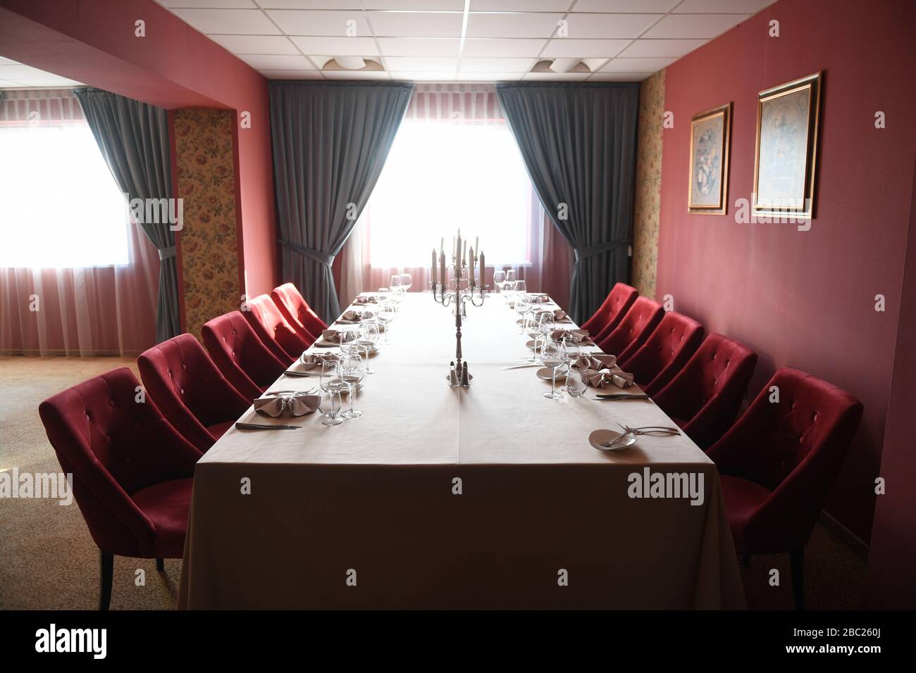 Elegante tavolo per cena con tende scure come sfondo Foto Stock