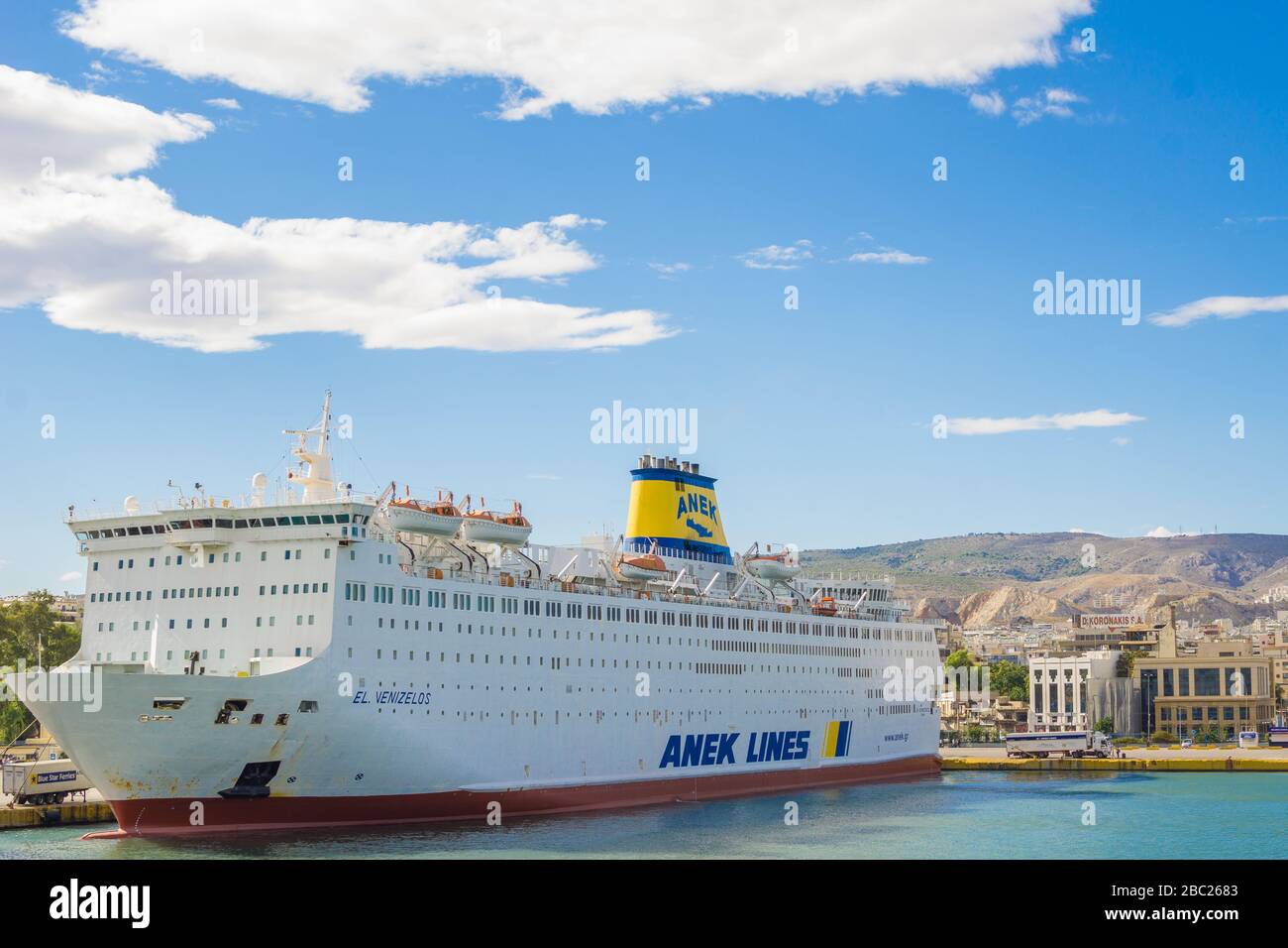 Nave traghetto "El Venizelos" della compagnia Anek Lines al porto del Pireo in Attica Grecia Foto Stock