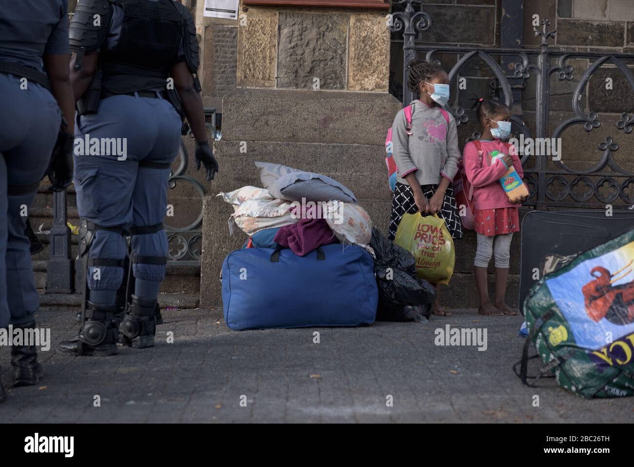 Due bambini rifugiati kenioti sfrattati dalla Chiesa Metodista centrale di Città del Capo in Sudafrica, con centinaia di altri dopo sei mesi di occupazione Foto Stock
