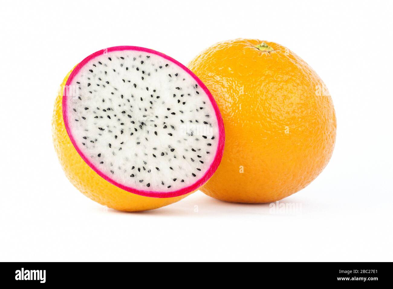 Manipolazione creativa di foto di frutta arancio affettata con frutti di drago maturi all'interno, isolato su sfondo bianco Foto Stock
