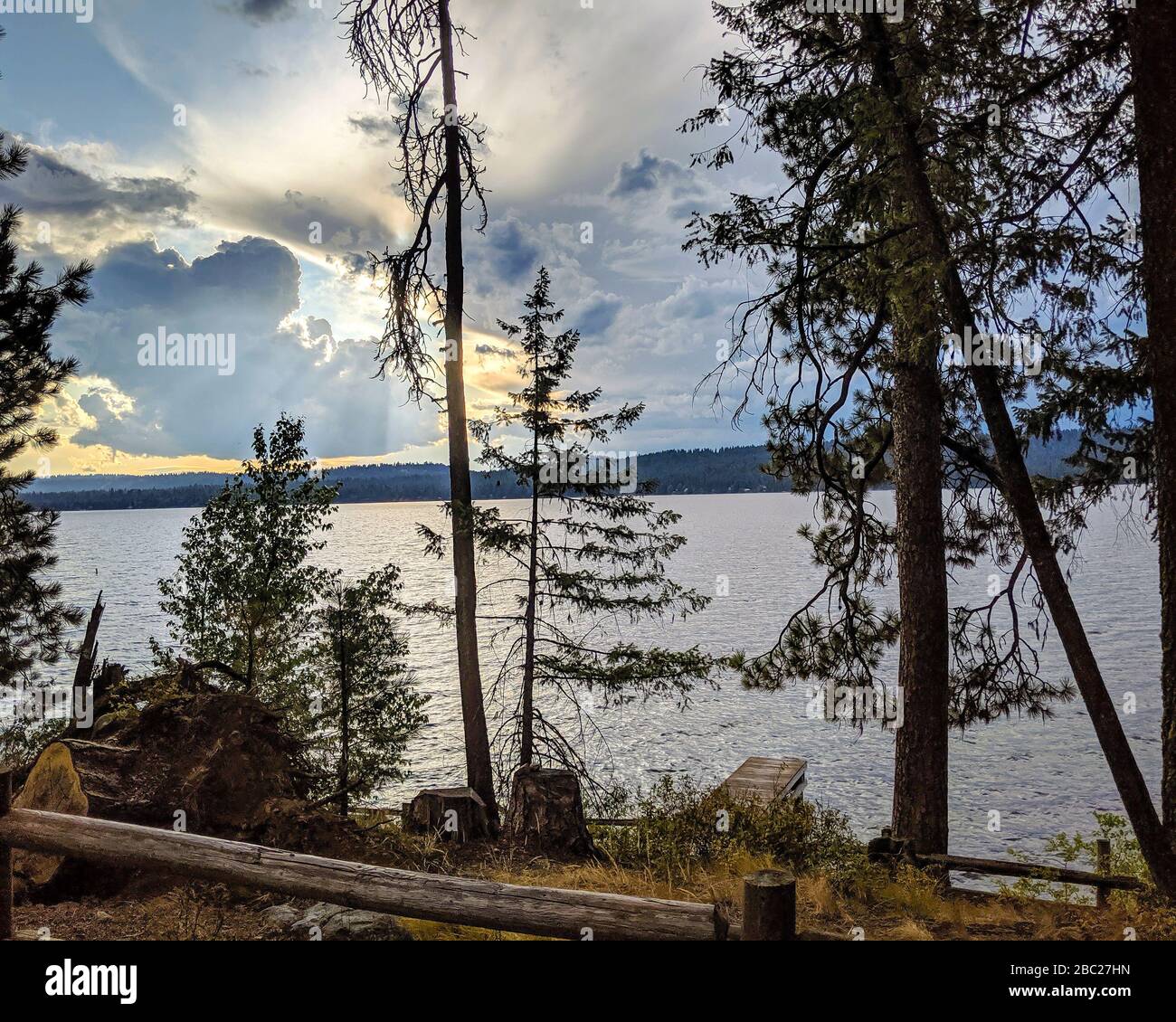 Il sole si insinua attraverso le nuvole di tempesta al Ponderosa state Park, McCall, Idaho, USA Foto Stock