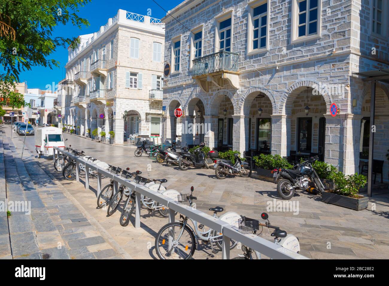 Vista sulla strada della città di Ermoupolis sull'isola di Syros, Cicladi, Grecia Foto Stock