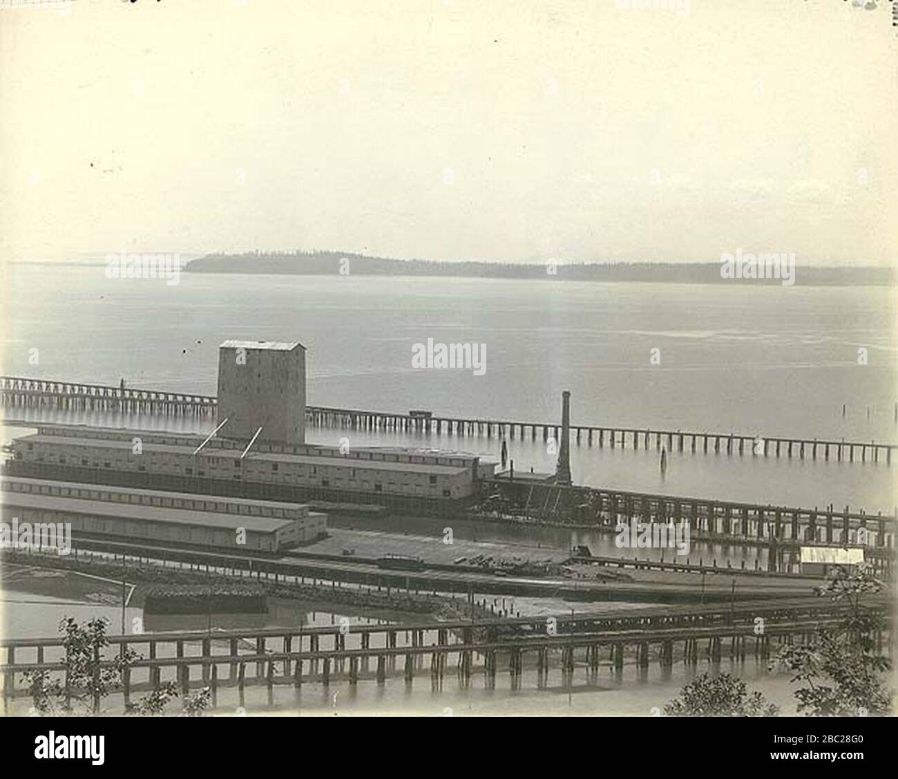 Grande Northern Railway Ocean Dock magazzino ed ascensori Smith's Cove Seattle Washington, circa 1900 Foto Stock